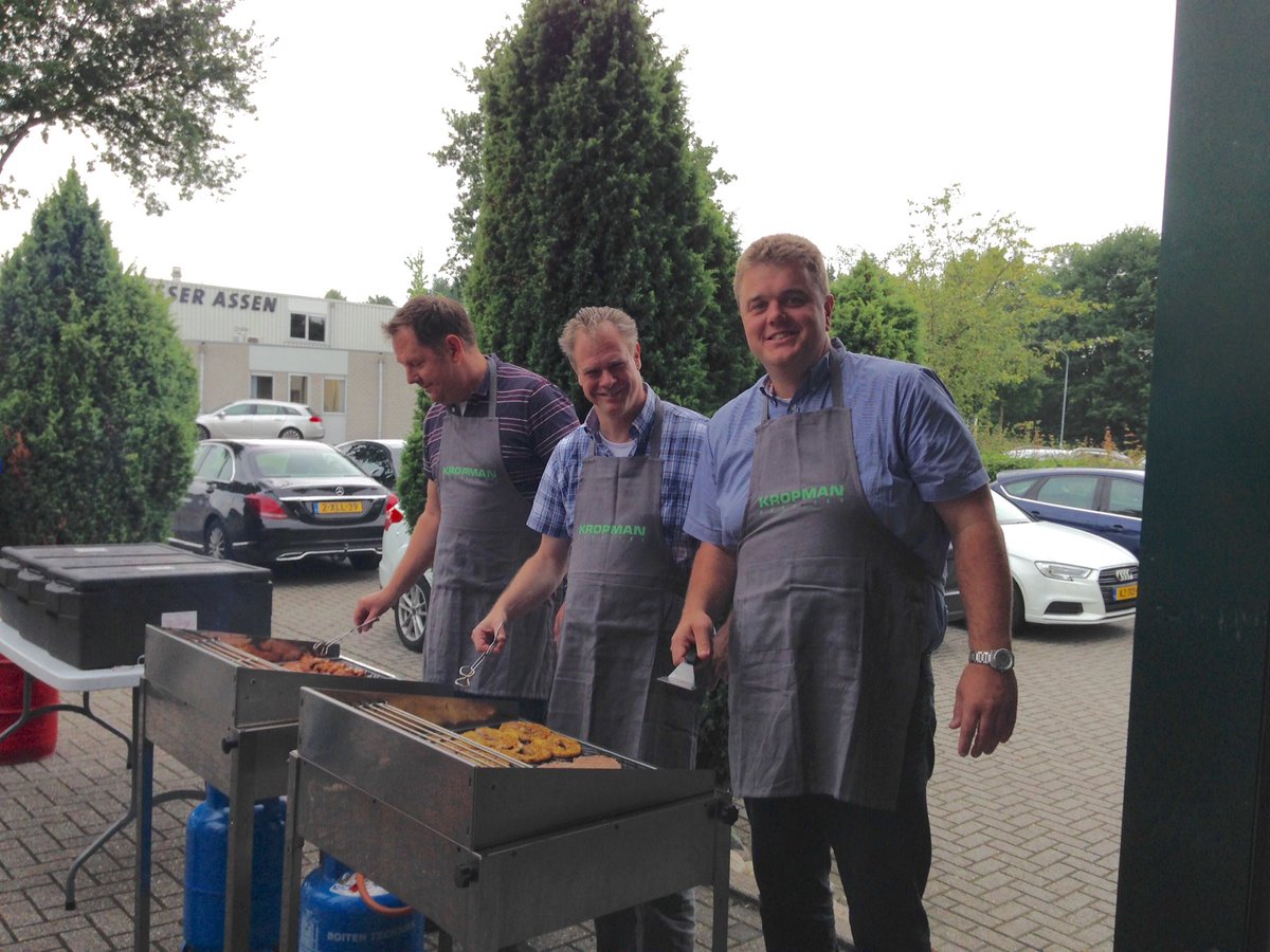 De jaarlijkse BBQ met 3 ervaren koks was een feestje! Goed van eten en drinken.