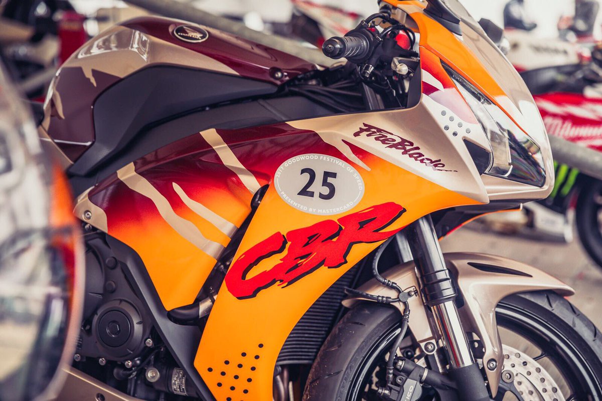 HondaUKBikes's tweet photo. Primed for the @fosgoodwood hill ... #Fireblade25 #Honda25 https://t.co/UKsWDBPs8O