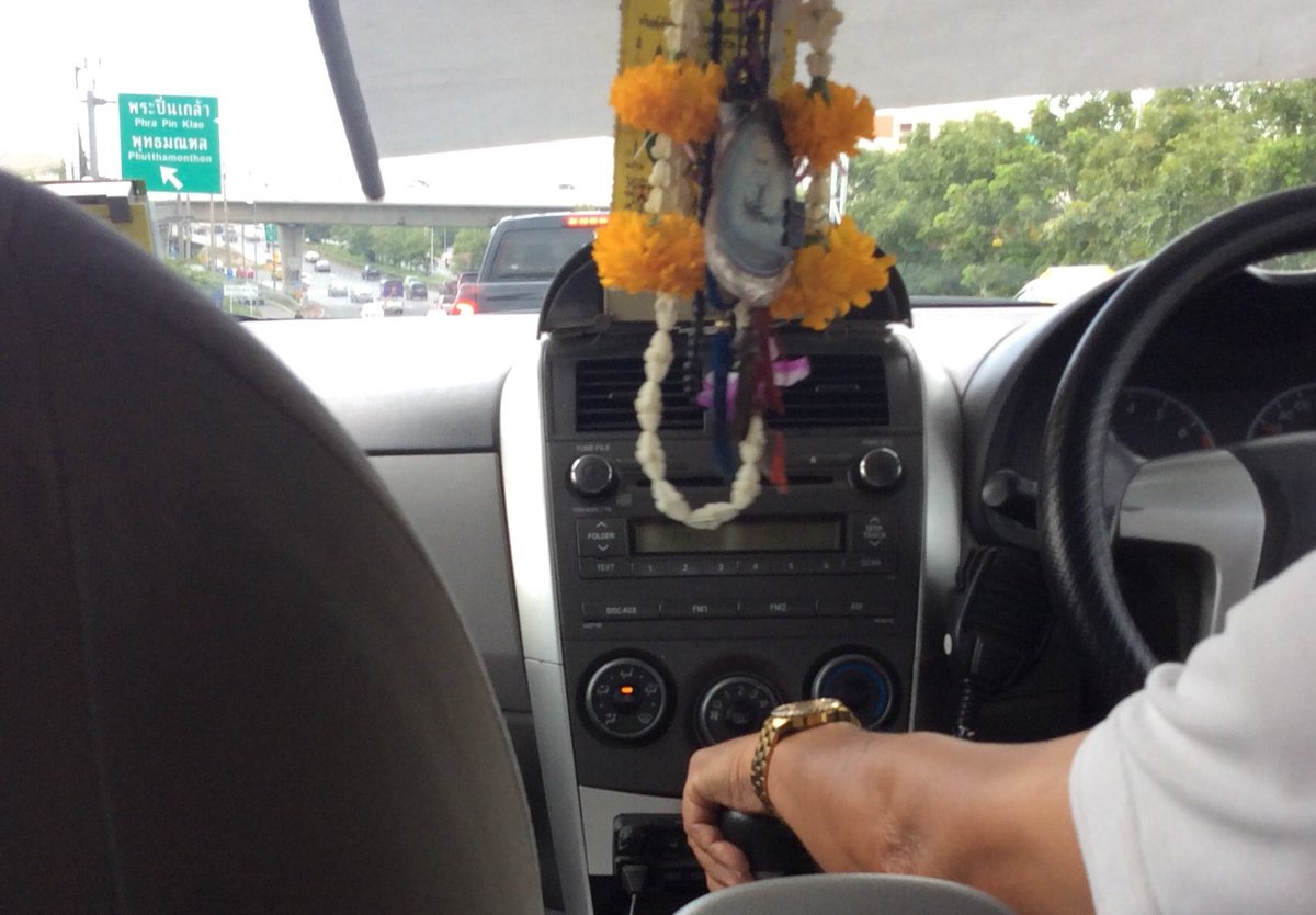 KomsakAddams's tweet image. ในส่วนของเครื่องลางของขลัง ที่บดบังเลขมิดเตอร์จนหมดสิ้น ทำไมคุณลุงไม่ทำโต๊ะหมู่บูชาไว้ตรงนี้เลยล่ะคะโทษที