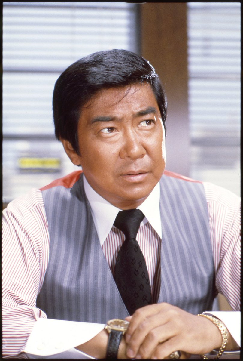 背後にブラインドが見えます。 ということは、夕方には事件が解決