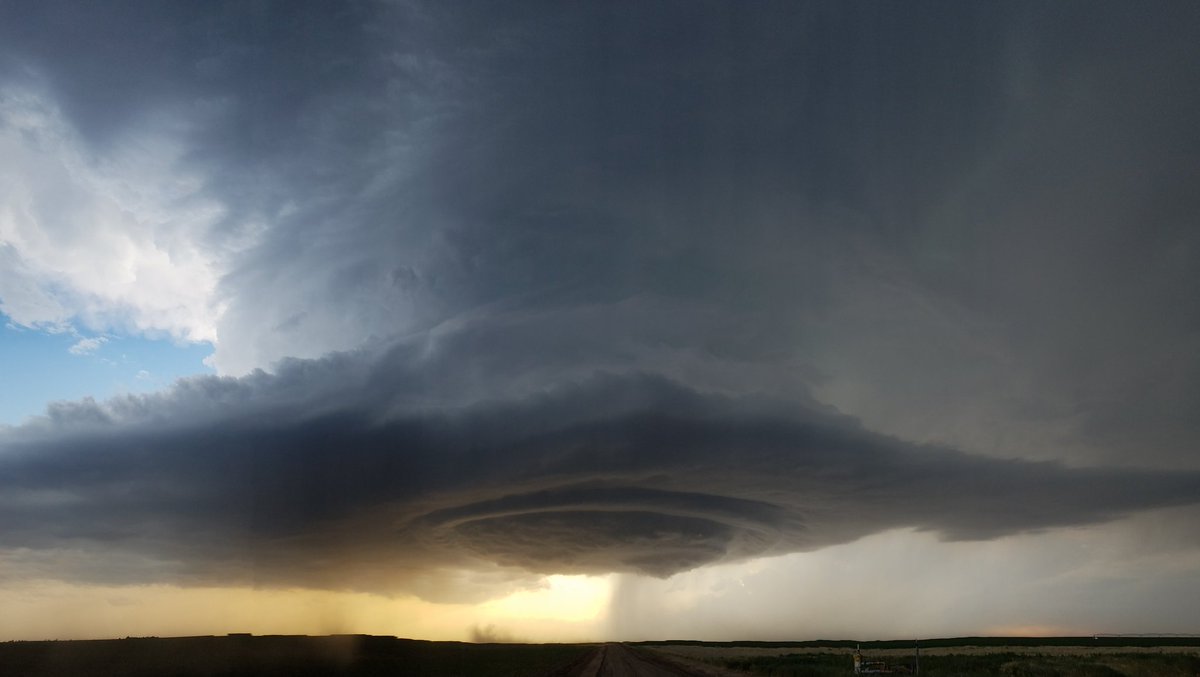 Unbelievable super cell structure Northwest of Johnson Kansas 8:20 p.m. Central Time #kswx <a href="/NWSDodgeCity/">NWS Dodge City</a>