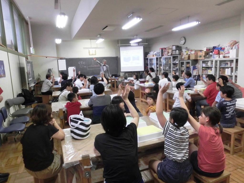 長野市 家庭 地域学びの課 少年科学センター ふるさとnagano応援団の夏目雄平先生 千葉大学名誉教授 が ６月23日 金 に加藤市長を表敬訪問され 翌日24日 土 には 少年科学センターにおいて実験講演会 水の不思議 を実施されました 先生の