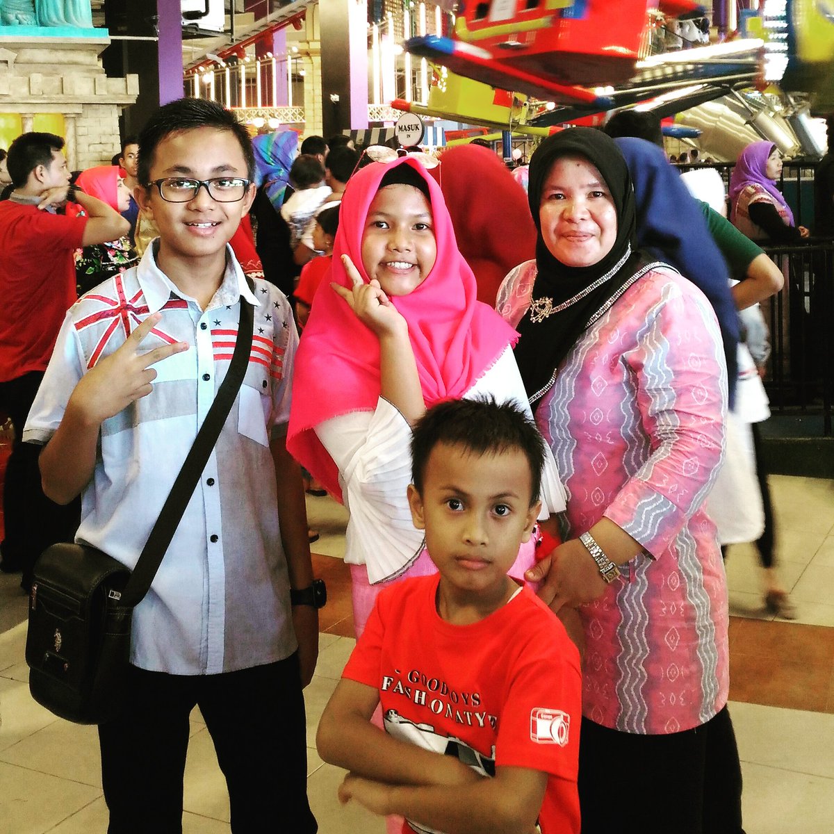 Zikri_Febrian37's tweet photo. Kebahagian Ku Terletak Pada Keluarga Bahagia 😁😍^^
#likeforlike #likeforfollow #transmartpadang #family https://t.co/zhKvaQAjHu
