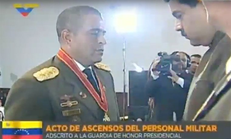 CaraotaDigital's tweet photo. Maduro condecoró al coronel que empujó a @JulioBorges https://t.co/iHxWBxLxcK https://t.co/IQy0GPGosh
