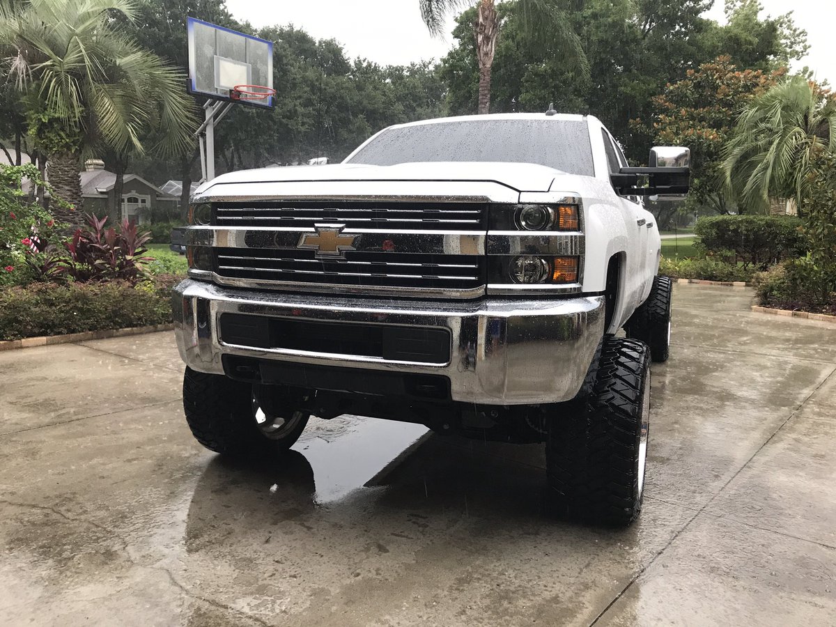 DetailingBricks's tweet photo. Quick exterior detail done for my boy @Zac_Campbell96 🌧 Even with it raining he still wanted it clean 🤷🏼‍♂️ https://t.co/7TBfppWP5r