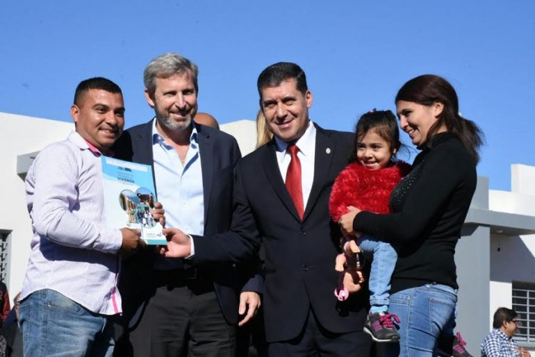 LaRiojaqueSigue's tweet photo. #RepasodeMedios destacado @MinutoRiojaLR El Gobierno realizó la entrega de 78 viviendas https://t.co/tiDWx3LGyT… https://t.co/kDo61cYboo