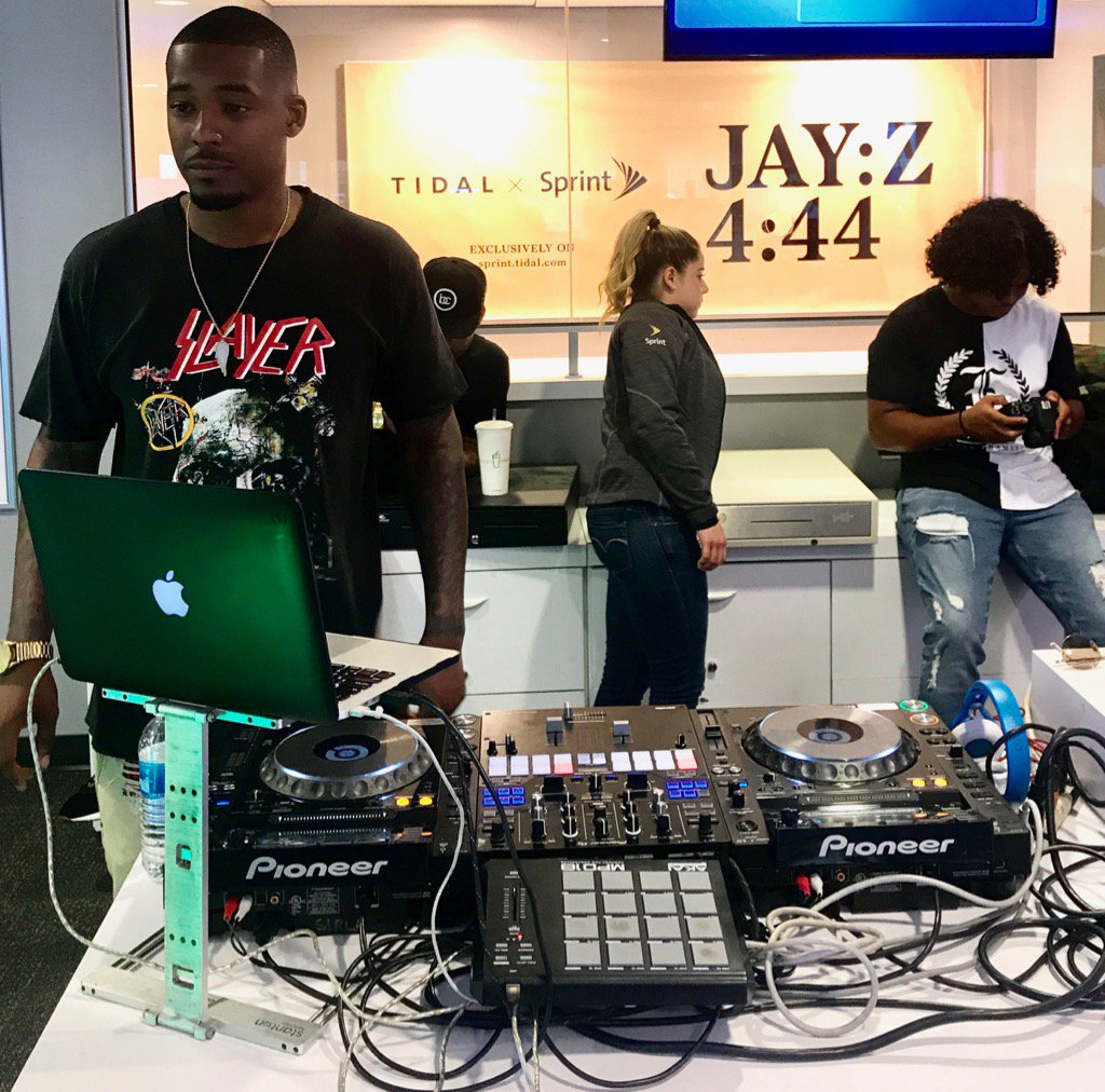 kkwestisbest's tweet photo. #DJDamage ready to get the house party started in Hollywood @Sprint La Cienega. https://t.co/SP8unb8BfY