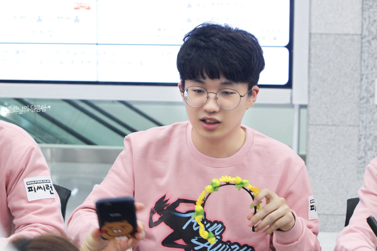llllollow_pic's tweet photo. 170324 HOT6 OVERWATCH APEX SEASON 2 
#CoMa #코마 #손경우
https://t.co/PbIGNavl92 https://t.co/QKa8Ui3dAU