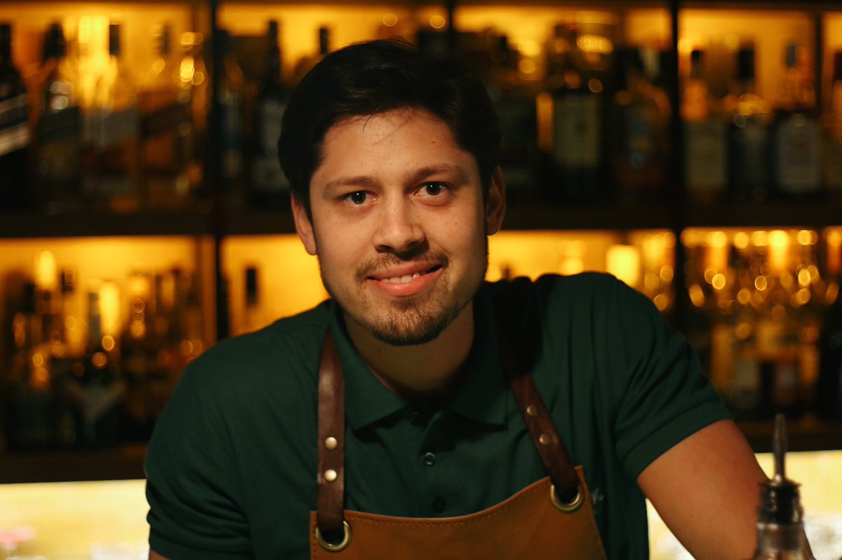 MVDPopUp's tweet photo. Por último nos vinimos a #Glasgow, conocimos a @Adrianguedes33 y nos preparó su trago #WorldClass PÚRPURA a base de Cîroc #WorldClassuy https://t.co/IEYcEOMOqL