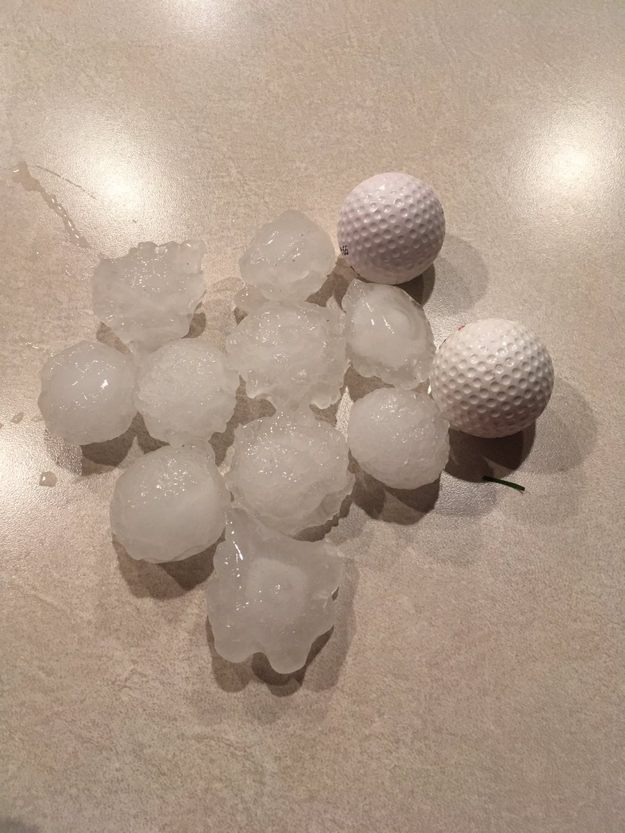 arezac18's tweet photo. More hail in Millard... @Bob1478 @BillRandbyKETV @MattSerweKETV https://t.co/ZDtYgid8fr