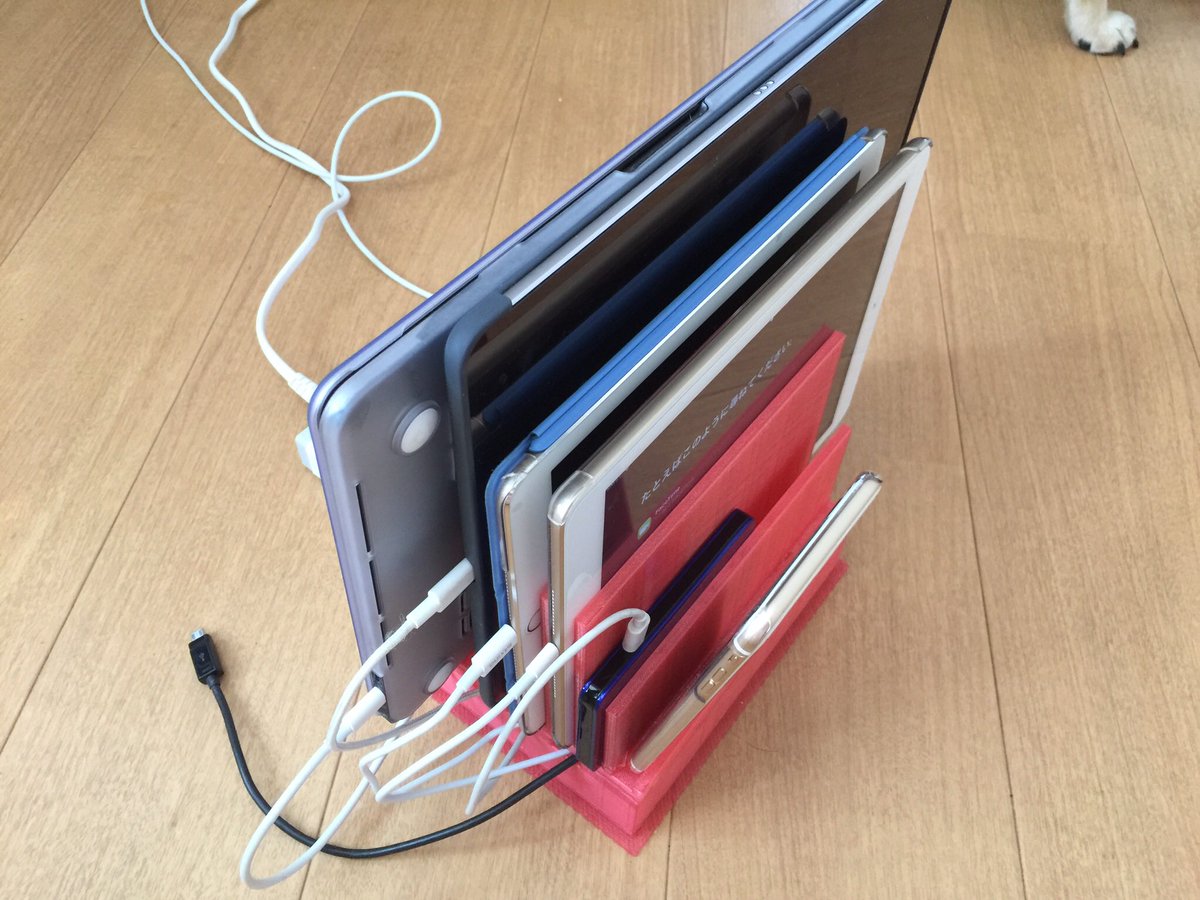 swiftman1175's tweet image. 充電台完成‼️  MacBook Proも充電できるでよ。失敗点。前列のiPhone用の幅が狭かった。下の台の配線取り回しまで考えなかったので、充電器と線が入りきらなかった。しかしこの大きさがdaVinciの限界なのでしゃあない。今度作るときは2つに分けて接合しよう。