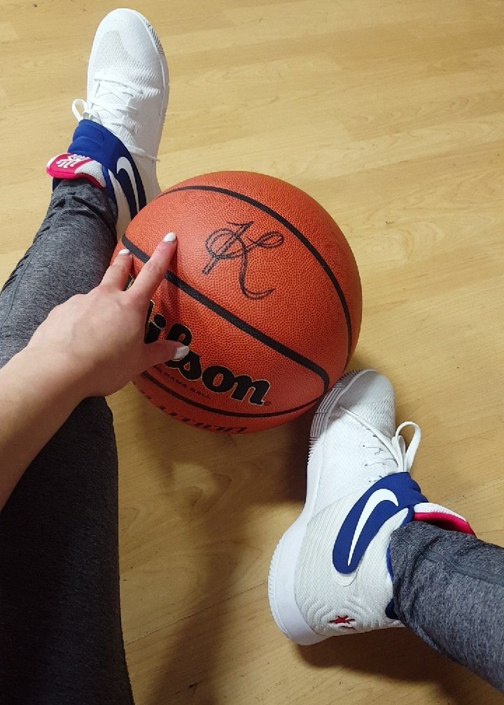 EleganceFox's tweet image. Remember to take a break from your screens! Some deserved late night ball after tests & applications 🏀#ballislife #kyrie2 #codingbreak