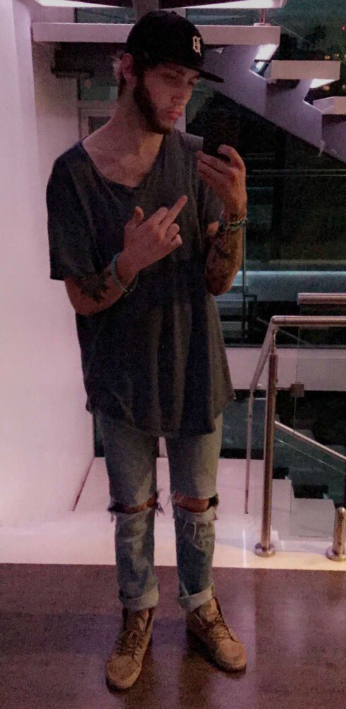 PzFee's tweet photo. Rapper Playboi Carti lets homeless xanax addict sleep in one of his spare bedrooms https://t.co/W7Liid4OK1