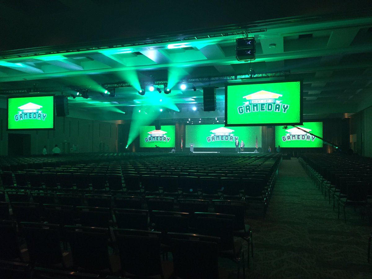 theroyadcock's tweet photo. Convention was awesome. Had a blast with our franchises in our workshops. #seattle2017 #SPCON17 #SERVPROduck https://t.co/agC3bfsOT1