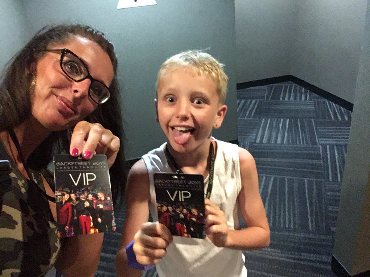 Piahansen13's tweet photo. Thank you BSB. We had a blast last Night. See you Saturday 😊 #BackstreetBoysVIP #LargerThanLifeTour #WonderfulVIP https://t.co/6h1BSpq0Hd