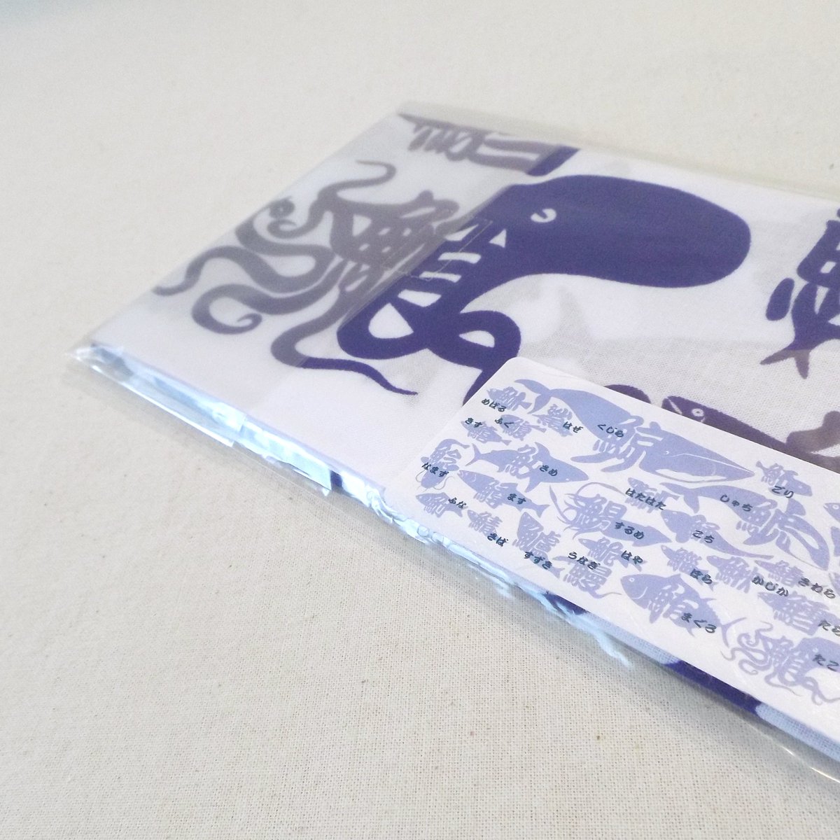 舎利猫 魚へんの漢字を集めたアイテムはしばしばありますが いきもじさんの作品はその生き物の姿をした漢字 のデザインで表情豊か 欠品していた魚てぬぐい補充していただきました クジラからイワシまで タコやイカ スルメ も 舎利猫 魚へんの漢字を集めたアイテムはしばしばありますが いきもじさんの作品はその生き物の姿をした漢字 のデザインで表情豊か 欠品していた魚てぬぐい補充していただきました クジラからイワシまで タコやイカ スルメ も