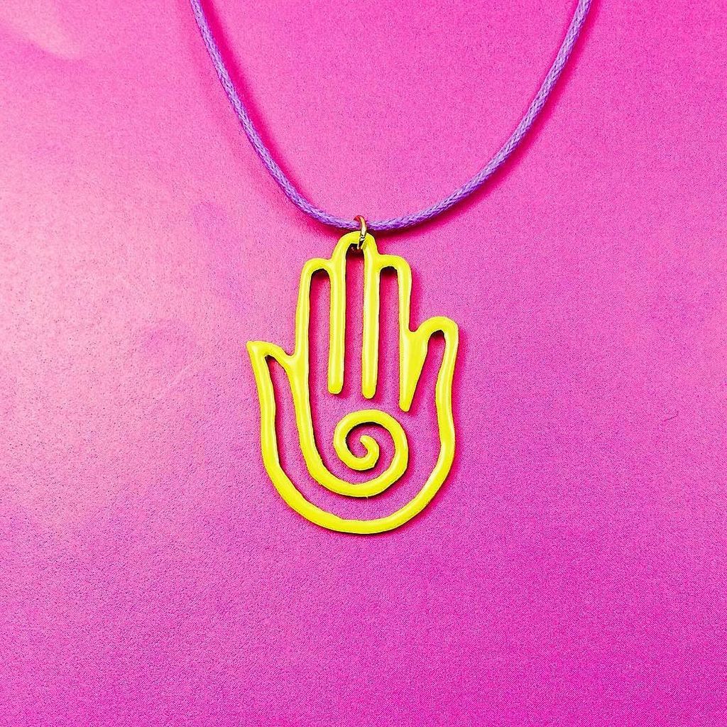 Loving this bright yellow Hamsa hand pendant 😍💛
It'll brighten up any outfit! 🌈💛🎨
It's in the etsy shop now (link … ift.tt/2uqAHL9