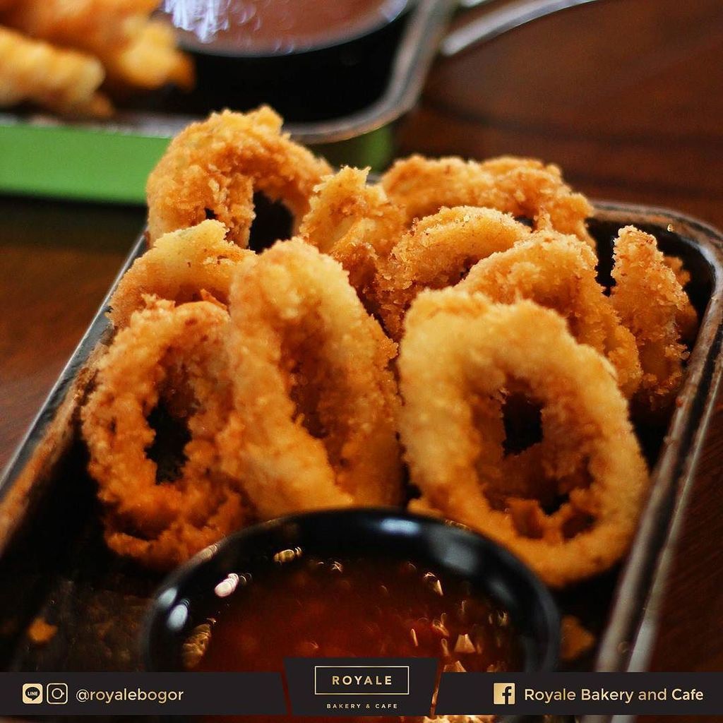 royalebogor's tweet photo. Snacking for tonight hang out schedule with friends? This guy is lit!

Royale Bakery &amp; Cafe 
___________________

… https://t.co/OXZooJ9J6m https://t.co/G0mzvJw5Tm