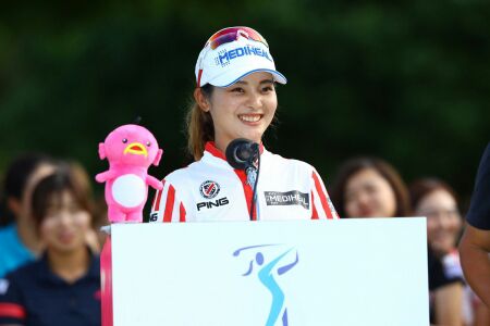 moritarikako's tweet photo. 正直谷河枝里子が優勝かな、と予想してた
いつもクールな彼女の溢れ出る笑顔を見てこちらまで嬉しくなった
優勝おめでとう。

#女子ゴルフ
#skyレディースABC杯
#チャンウェイウェイ
#カップになりたい人生だった https://t.co/pIQm0wWoyl