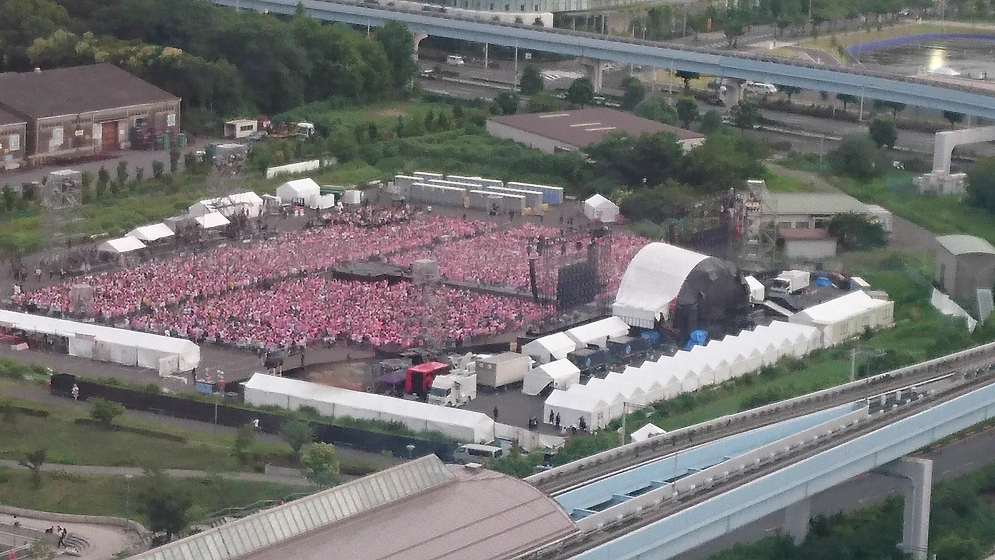 お台場の一箇所か真っピンク！理由はももちのラストライブだった！