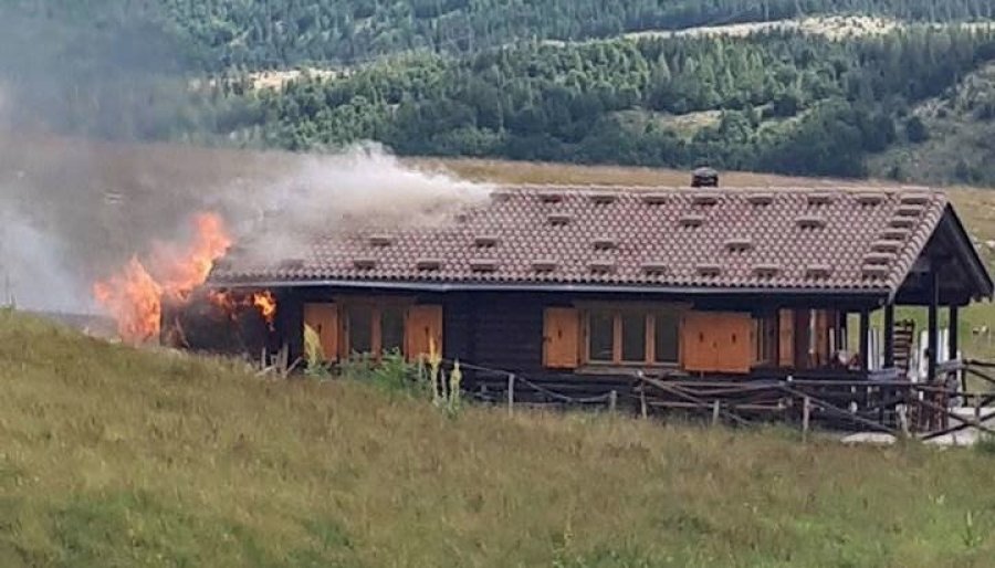 FoodShopAbruzzo's tweet photo. Che tristezza... brucia lo chalet-ristorante S.Francesco a #CampoImperatore :(
#Abruzzo #FoodShopAbruzzo https://t.co/qPqqWroVTa