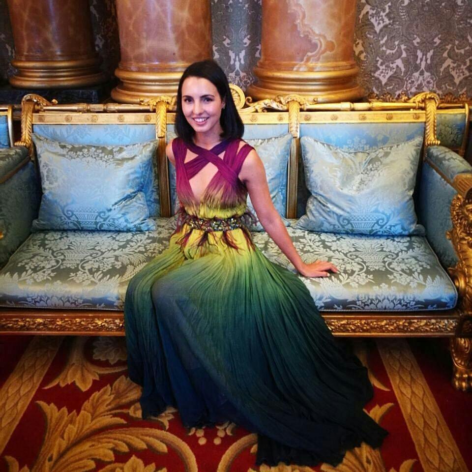 Chantelle_Abreu's tweet photo. An incredible honour to receive my @queensyoungleaders medal from HRM Queen Elizabeth Read more: https://t.co/e3iJ3tP7qq
#QueensYoungLeaders https://t.co/8eFOXgbSWO