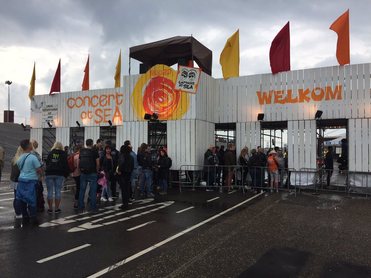 Lange rij wachtenden voor ingang Noord #CAS2017