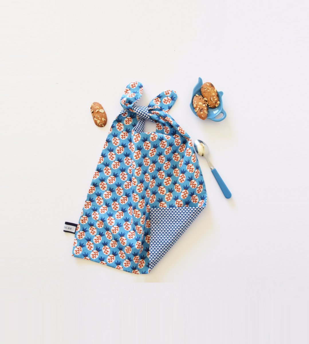 lafourmiele's tweet photo. L'heure de passer à table : Plus qu'à passer cette jolie serviette réversible ananas https://t.co/DiXDRXhuBs @Etsy #etsykids #largebib https://t.co/ceSEmH5Iib