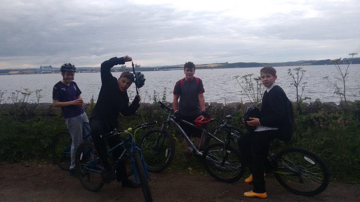 QueensferryQhs's tweet photo. Final bike ride for the Bike Club before the holidays, down towards Hopetoun House to see HMS Queen Elizabeth setting sail..⛴️🚴‍♀️ https://t.co/72O2eQCrEW