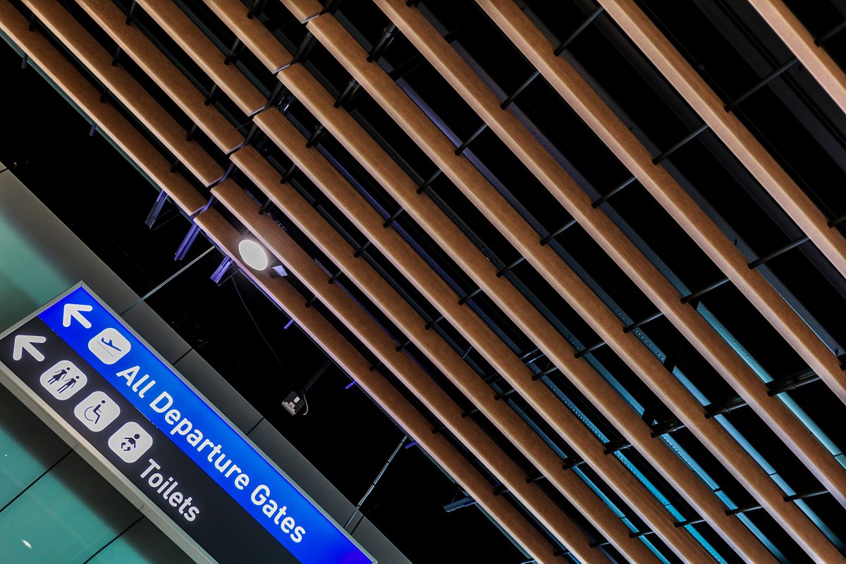 HunterDouglasUK's tweet image. The design brief @BristolAirport was for a #LinearCeiling &amp;amp; we supplied 1000m2 of #Ayous solid wood grill panels.
 ow.ly/hMJG30cm73z