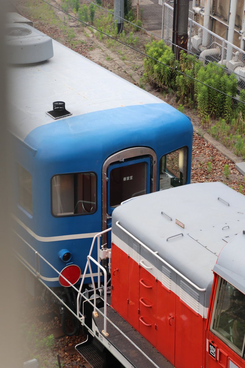 新条 On Twitter 大阪モノレール 2000系電車 16編成の車内 2 タブレット端末に運転時刻表を表示