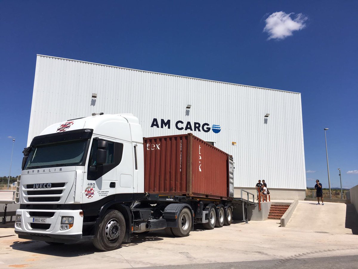 ¡Buenos días! Empieza a haber movimiento en el nuevo centro logístico de <a href="/AMCargoGroup/">AMCargo</a> #logística #logistics