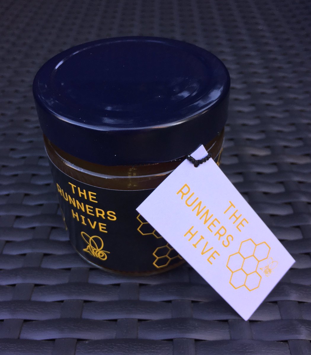 Das allererste Glas Honig ist abgefüllt. Ein spezielles Präsent von <a href="/paediwieser/">Patrick Wieser</a> und <a href="/iwanschwarz/">Iwan Schwarz</a> für...