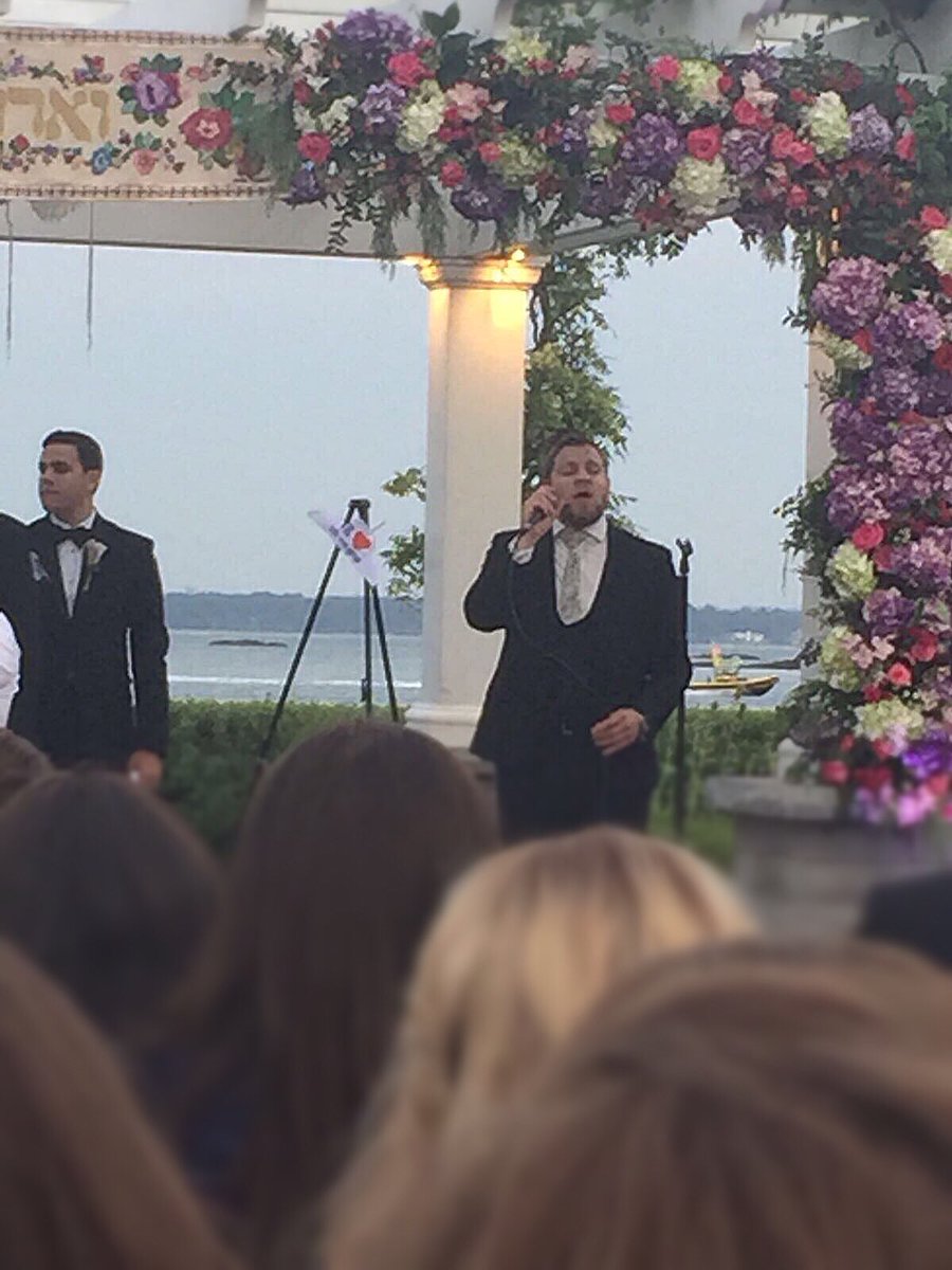 KolPlay's tweet photo. Soul stirring moment at the Chupa with @MordyShapiro blowing away the crowd. https://t.co/qfNzzJMSTg