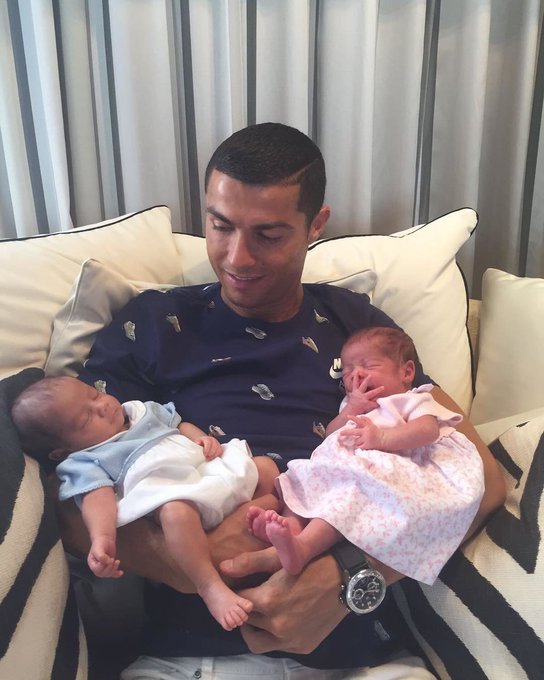 Cristiano Ronaldo a présenté ses jumeaux, Eva et Matéo
