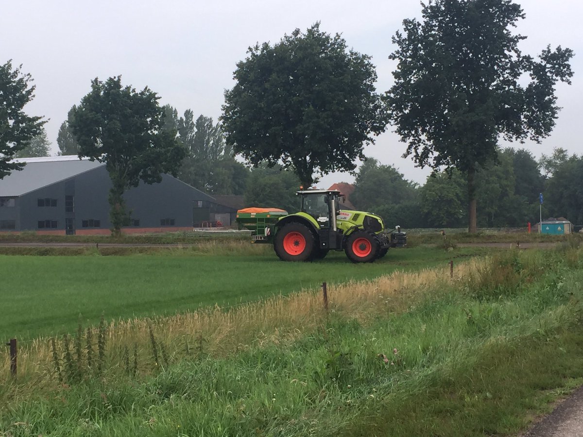 JeroenSuichies's tweet photo. Kunstmeststrooier met @amazone ultra hydro @claas Axion #trekkerweb @djordidevries https://t.co/LQ8xBI1a9e