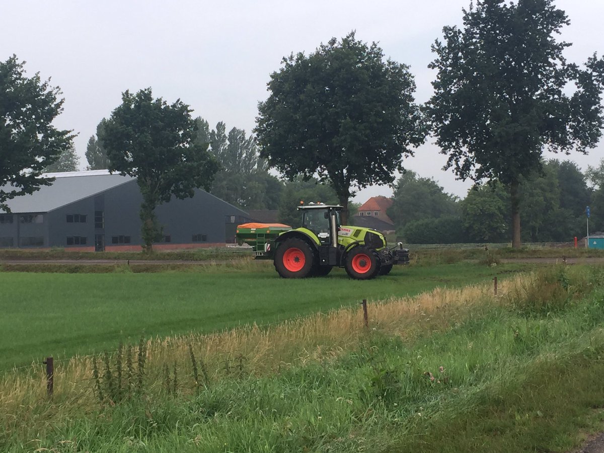 JeroenSuichies's tweet photo. Kunstmeststrooier met @amazone ultra hydro @claas Axion #trekkerweb @djordidevries https://t.co/LQ8xBI1a9e