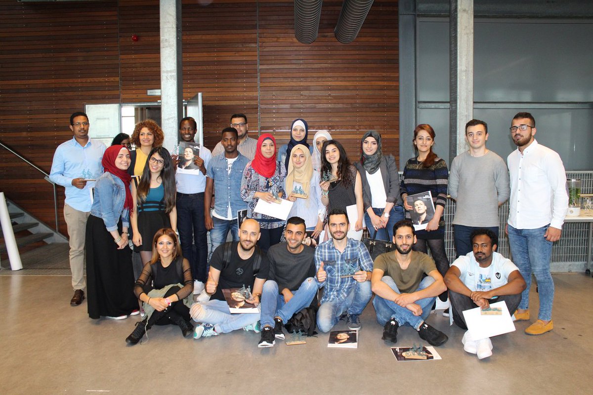Gefeliciteerd! Vluchtelingstudenten hebben pre-bachelor afgerond bij <a href="/Fontys/">Fontys</a>. Elke student had een mentor via het UAF. #Refugees@campus