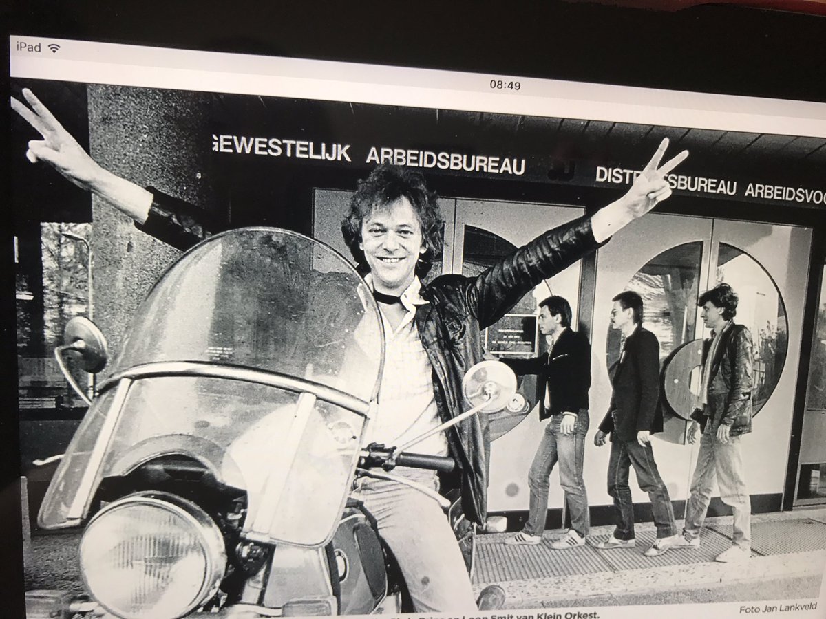 Foto in de <a href="/volkskrant/">de Volkskrant</a> . Mooie combi, <a href="/hjekkers/">Harrie Jekkers</a>, mannen van #klein orkest en het gewestelijk arbeidsbureau . Bring back memories....