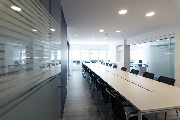 Reforma de las #oficinas de FEEDA en Madrid ow.ly/pVxT30cWltZ . Unas oficinas de altura #ascensores