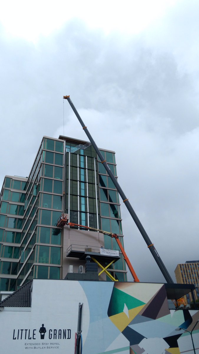 EGProjecten's tweet photo. Bij de Groene toren in Eindhoven centrum is de ruimte beperkt, toch monteren we de gevel tot 46 meter hoog! Mooi werk iov @StamendeKoning https://t.co/Ia5XpW2bX4