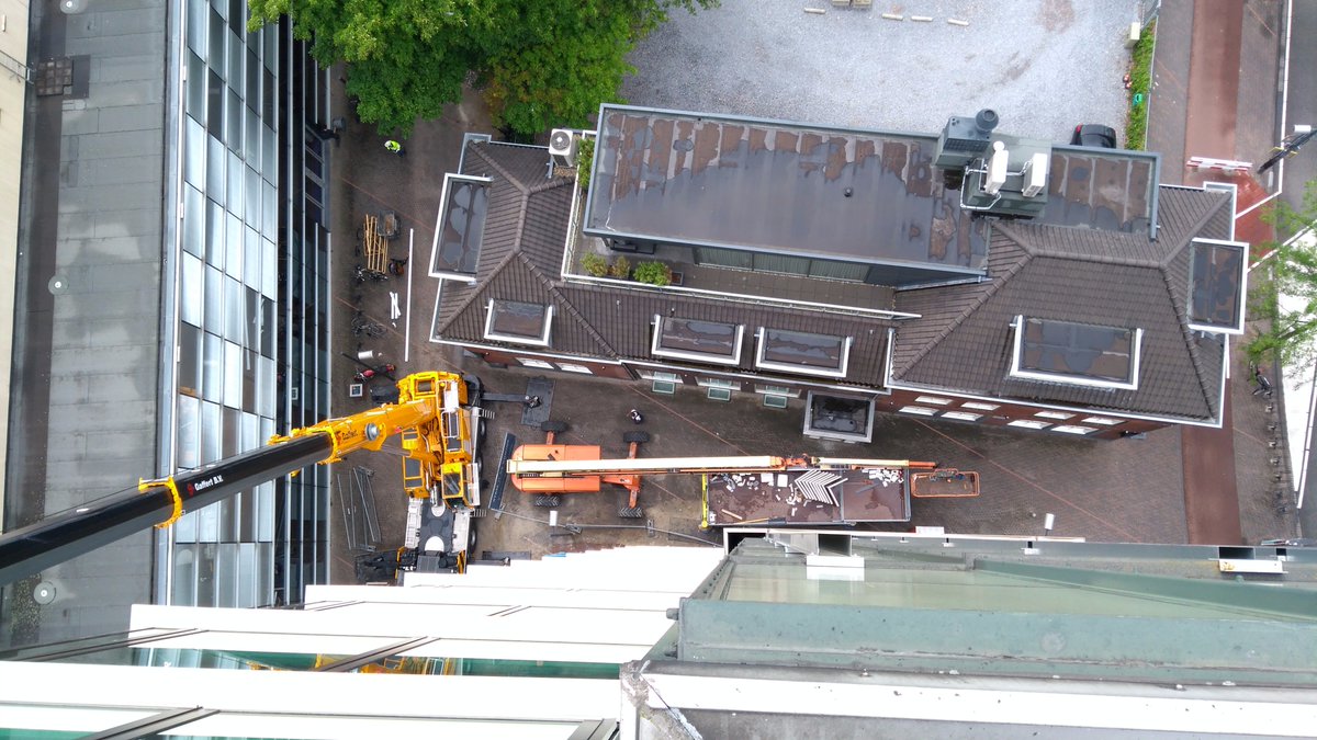 EGProjecten's tweet photo. Bij de Groene toren in Eindhoven centrum is de ruimte beperkt, toch monteren we de gevel tot 46 meter hoog! Mooi werk iov @StamendeKoning https://t.co/Ia5XpW2bX4