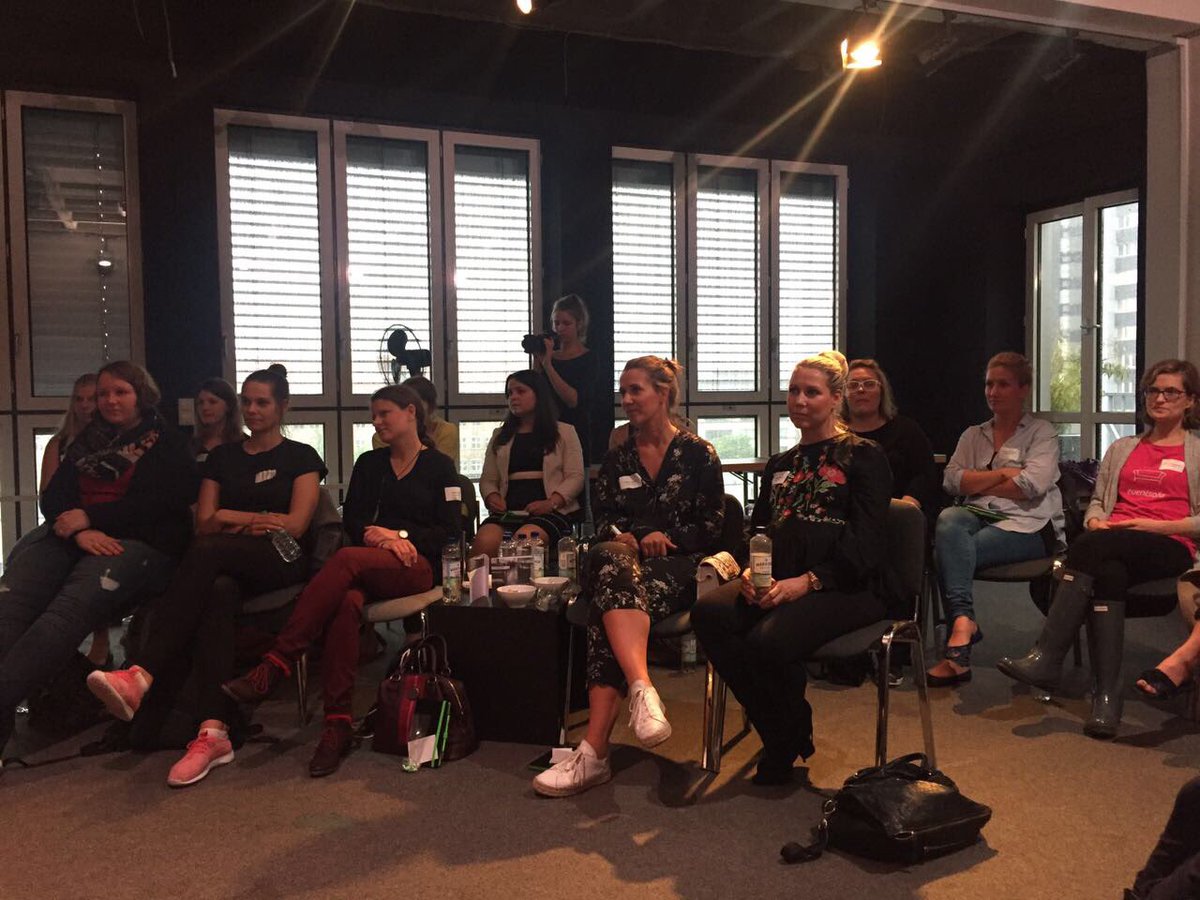 StephNiedung's tweet photo. Vielen Dank für einen spannenden Abend mit tollen Gästen!! Nächster talk im September mit #eventsofa #eWin4friends #taeshy https://t.co/GglW7x638p