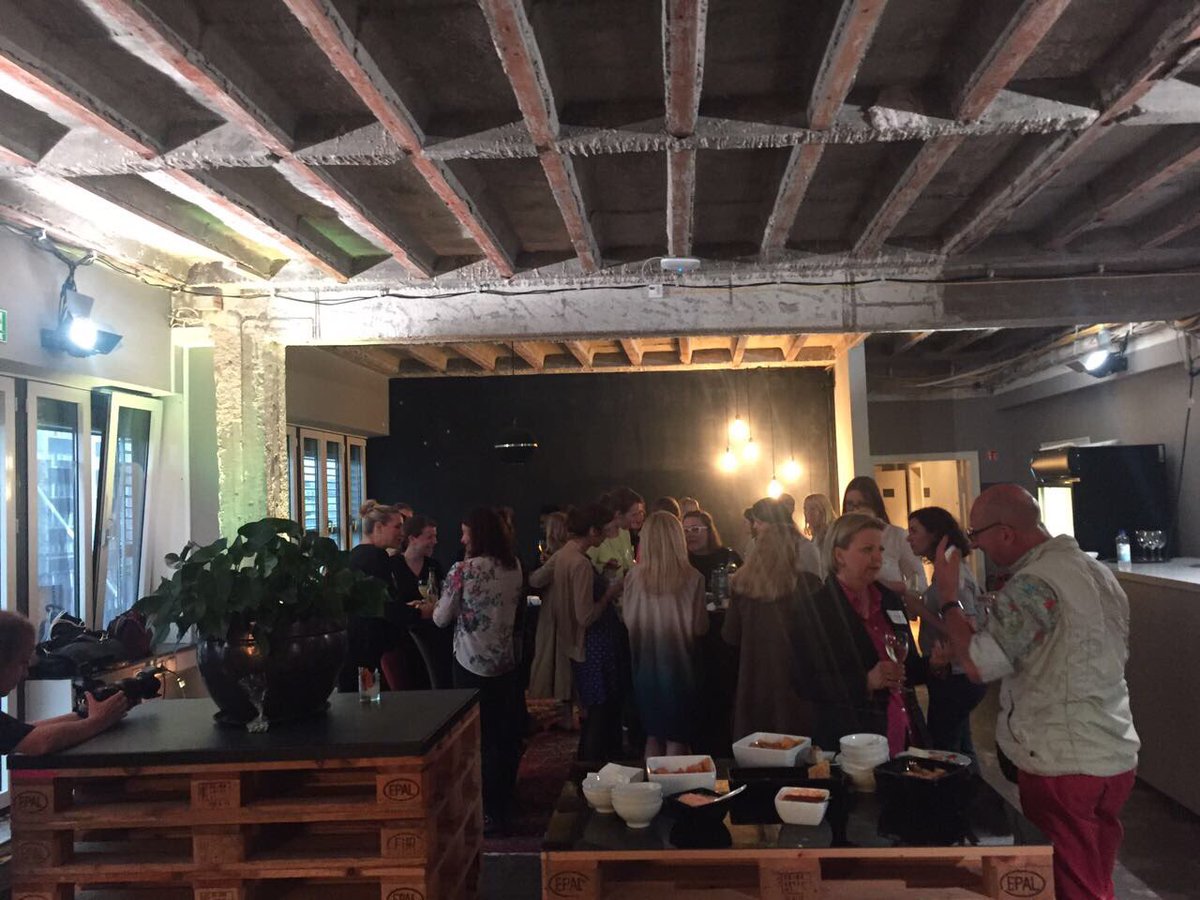 StephNiedung's tweet photo. Vielen Dank für einen spannenden Abend mit tollen Gästen!! Nächster talk im September mit #eventsofa #eWin4friends #taeshy https://t.co/GglW7x638p