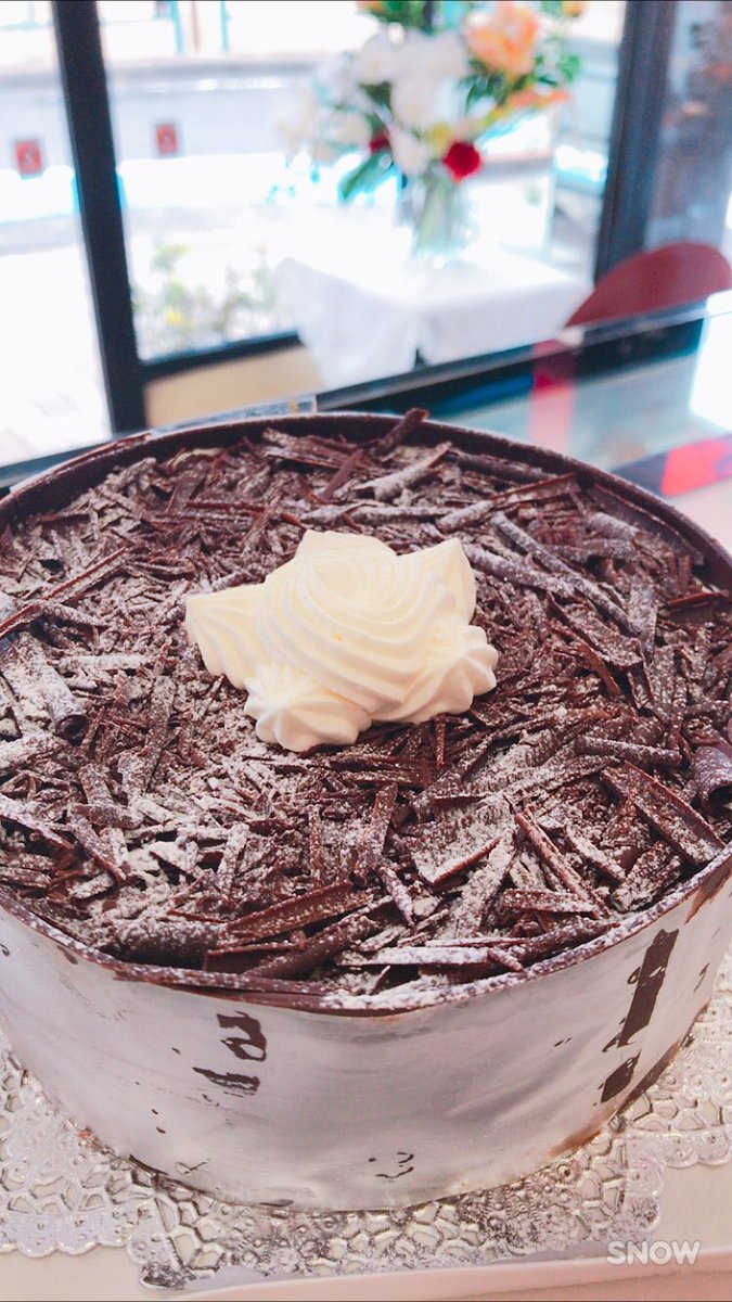 Uzivatel カスタード大和店 Na Twitteru 本日は アントルメ の中から チョコレートケーキ をご紹介します チョコスポンジ チョコクリーム で少し生クリームと刻んだナッツもサンドされてます チョコ好き にはたまらないかも サイズは5号のみです