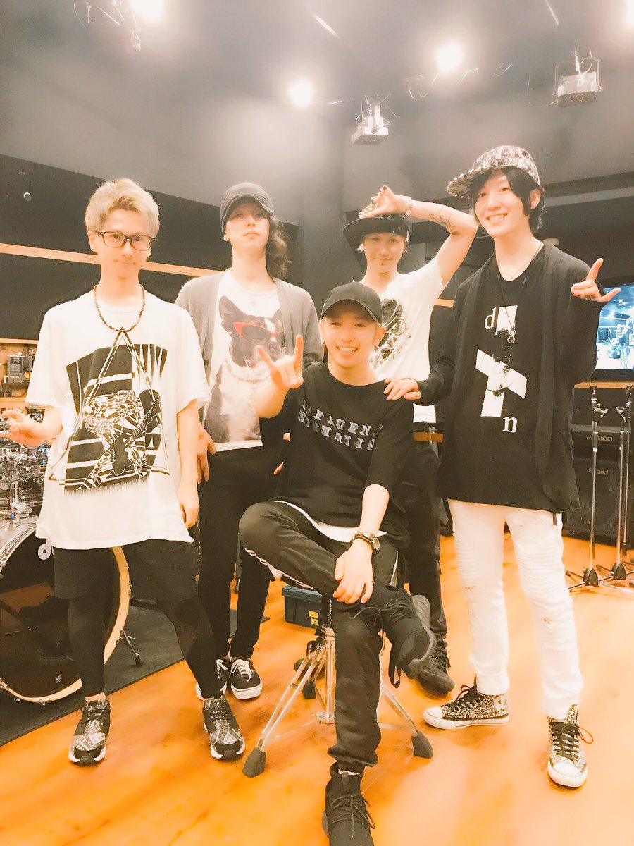 Fo Xtails Staff Sur Twitter 今日のコンコンさん 7 2kurofuneさんのリリースイベントに向けてリハでした 今日はtakaoも合流ーー 楽器隊はkurofuneさんのバックバンドを務めますよ Foxtailsも出演しますー Foxtails Dfes 家族写真風 T Co Fo Xtails Staff Sur Twitter 今日のコンコンさん 7 2kurofuneさんのリリースイベントに向けてリハでした 今日はtakaoも合流ーー 楽器隊はkurofuneさんのバックバンドを務めますよ Foxtailsも出演しますー Foxtails Dfes 家族写真風 T Co