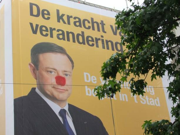 peter_mertens's tweet photo. Hoe diep cynisch mag een burgemeester zijn? De circusweek van Bart De Wever: https://t.co/glPxMVlcD5 | #gemrA | #Antwerpen | #rodeneus https://t.co/uORzPVbSVP