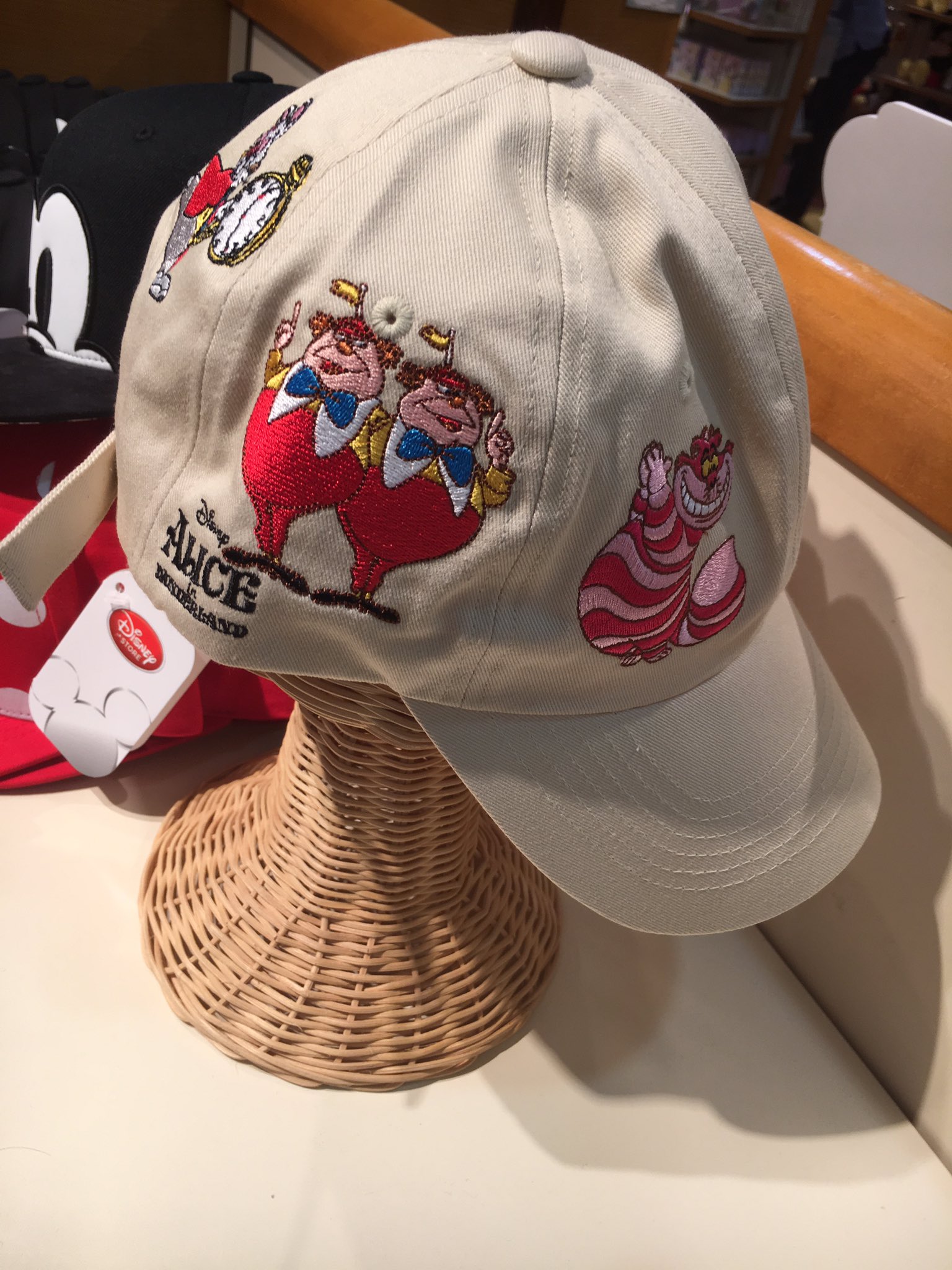 ひろ 本日から新発売のディズニーストア25周年記念の帽子 なななんとアリスの帽子 そして愛するディーダムが 在庫はまだまだありました 販売はイクスピアリ店とネット通販のみらしいよー みんな急げ急げ T Co Uow8bhhex4 Twitter