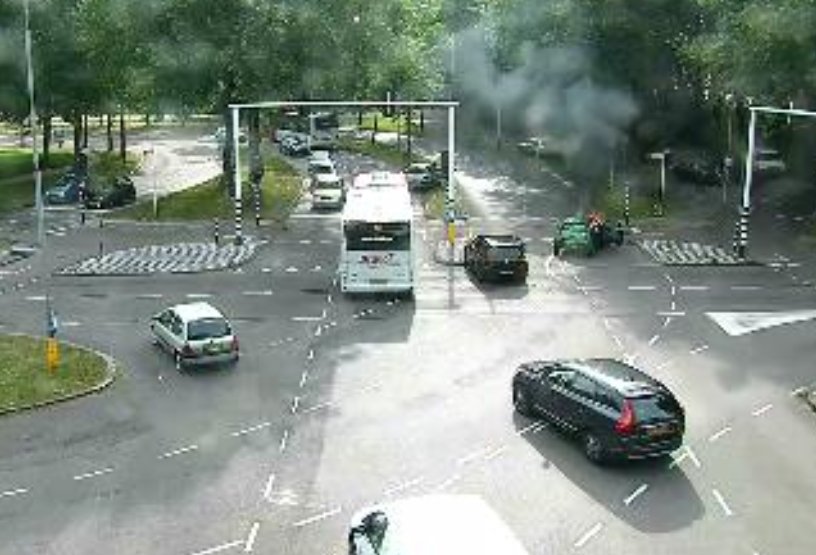 eric_vk's tweet photo. Hedenochtend in @shertogenbosch auto in de brand op kruising nabij transferium de #vliert. Triest om te zien hoe weggebruikers reageren. https://t.co/RoVAw27Jz7