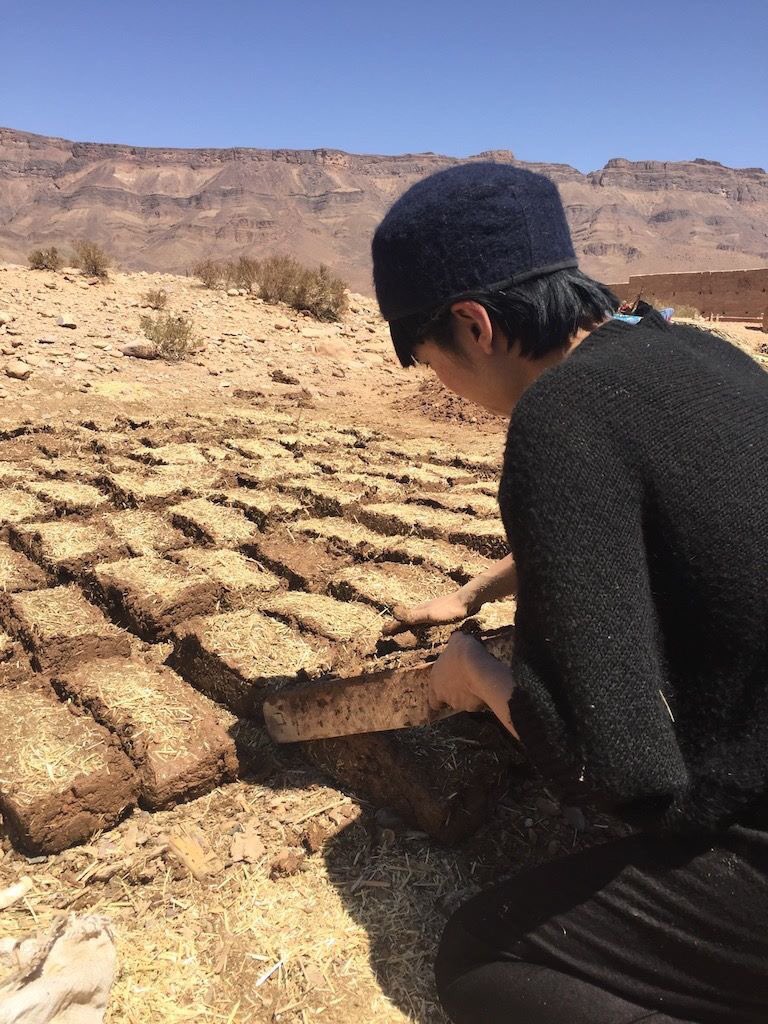 Kimvi_Nguyen's tweet photo. April 2017 Morocco, #tamnougalt #creativeden #artistinresidence #sitespecific response #mudbrick https://t.co/Qm8jkFgnwV